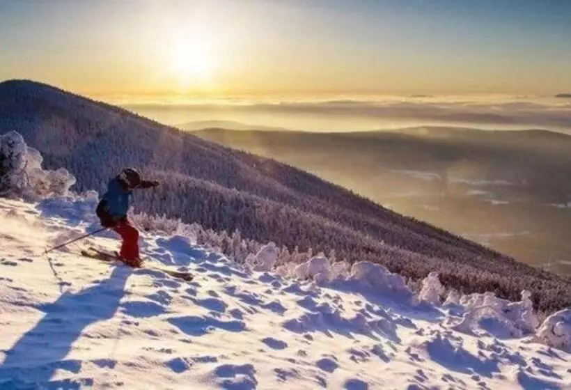 Отель The Inn At Round Barn Farm