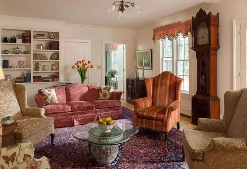 Отель The Inn At Round Barn Farm