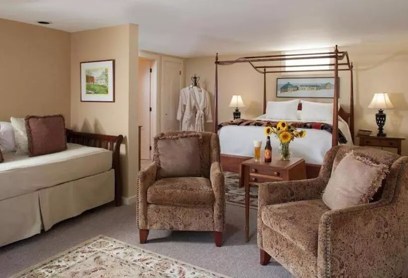 Отель The Inn At Round Barn Farm