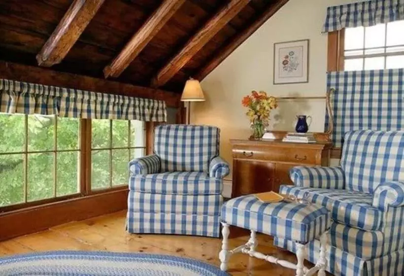 Отель The Inn At Round Barn Farm