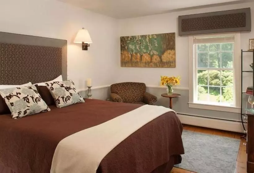 Отель The Inn At Round Barn Farm