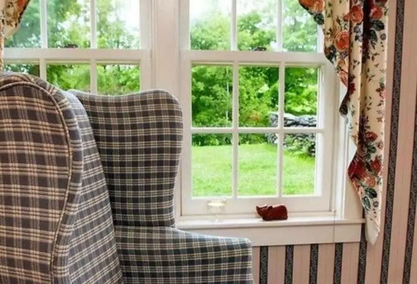 Отель The Inn At Round Barn Farm