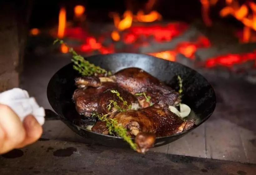 Отель The Inn At Round Barn Farm