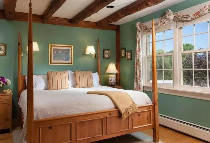 Отель The Inn At Round Barn Farm