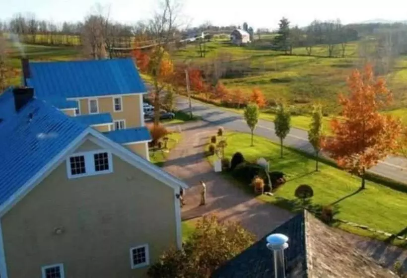 Отель The Inn At Round Barn Farm