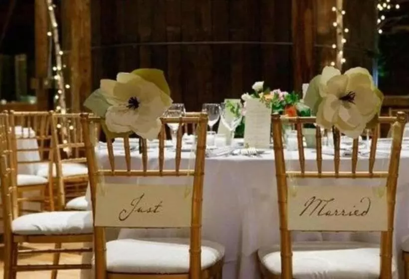 Отель The Inn At Round Barn Farm