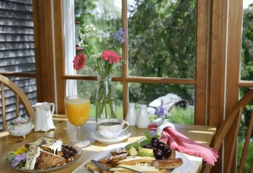 Отель The Inn At Round Barn Farm