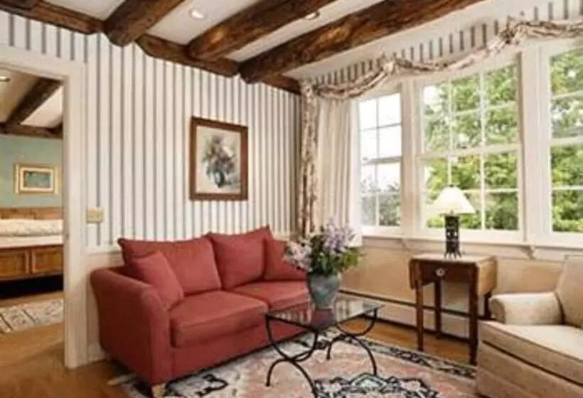 Отель The Inn At Round Barn Farm