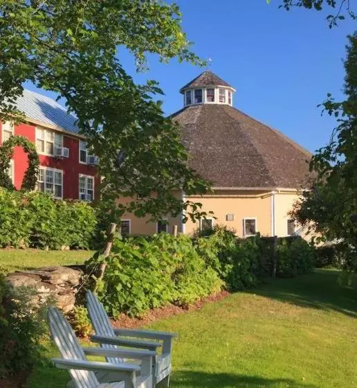 Отель The Inn At Round Barn Farm