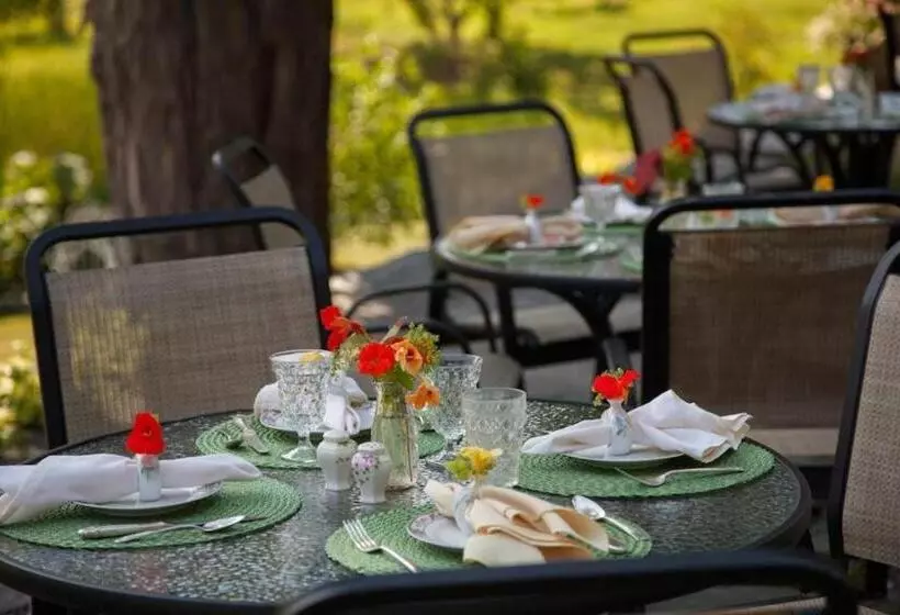 Отель The Inn At Round Barn Farm