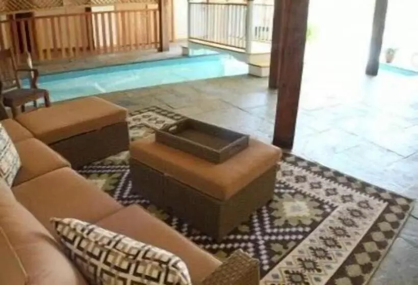 Отель The Inn At Round Barn Farm