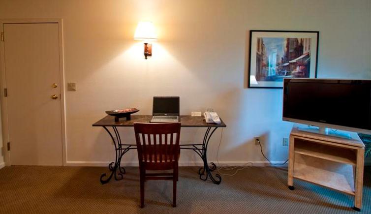 هتل The Inn At Tallgrass