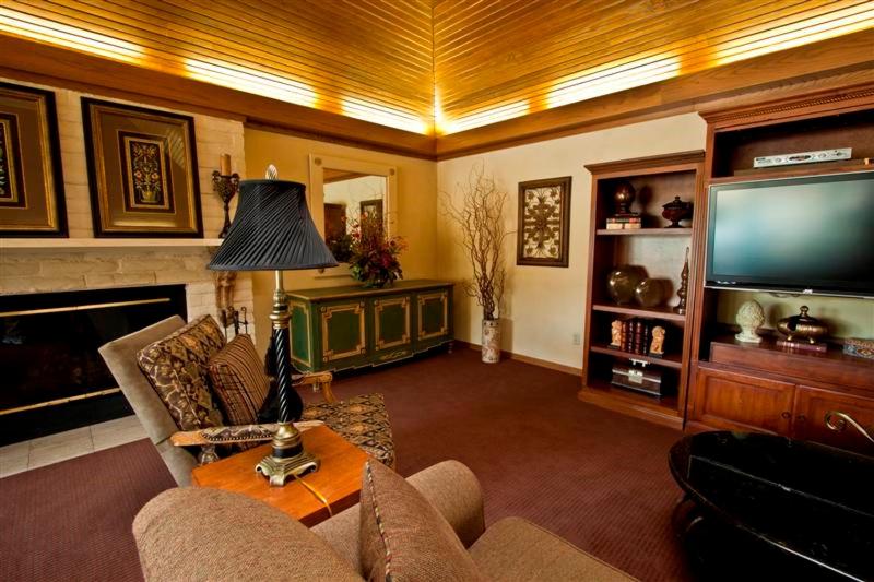 هتل The Inn At Tallgrass