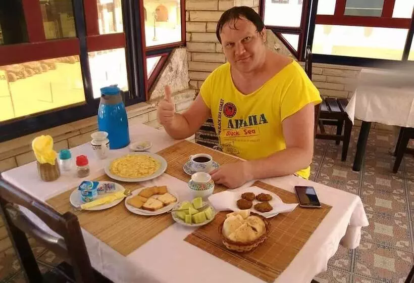 هتل Monica