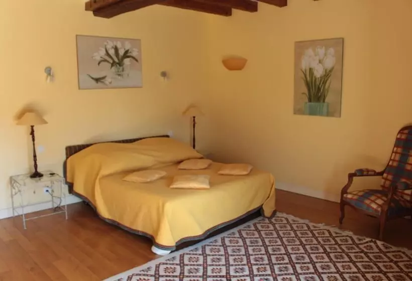 ベッドアンドブレックファースト La Poignardière