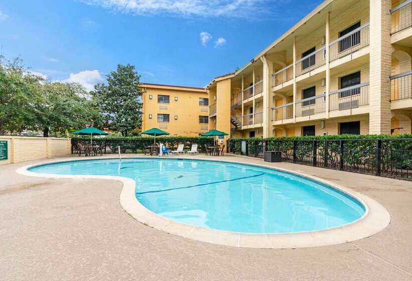 فندق Super 8 By Wyndham The Woodlands North