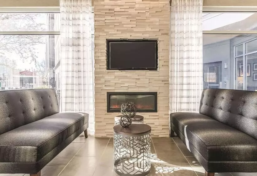 호텔 La Quinta By Wyndham Alexandria Airport