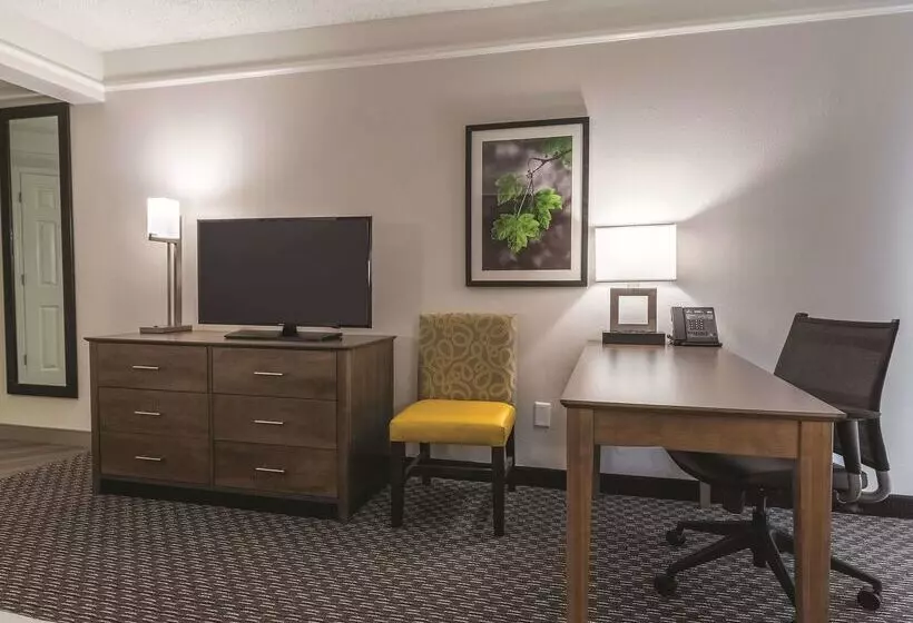 호텔 La Quinta By Wyndham Alexandria Airport