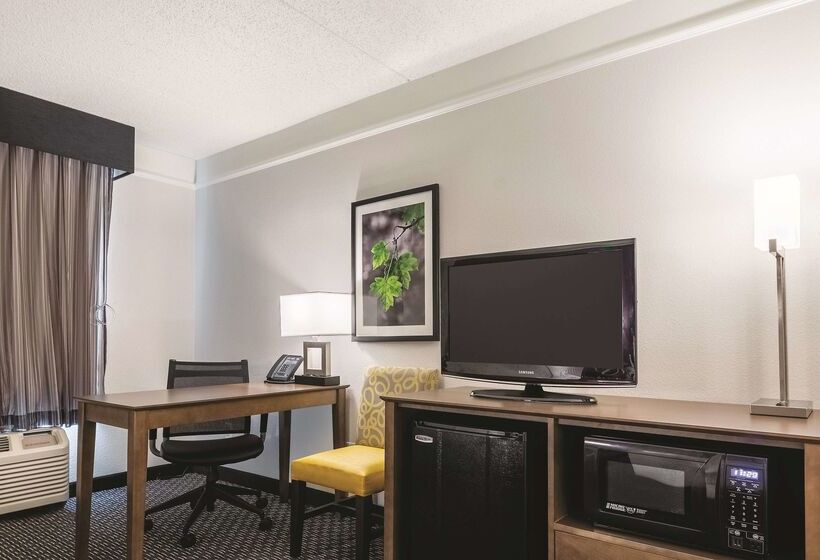 酒店 La Quinta By Wyndham Alexandria Airport