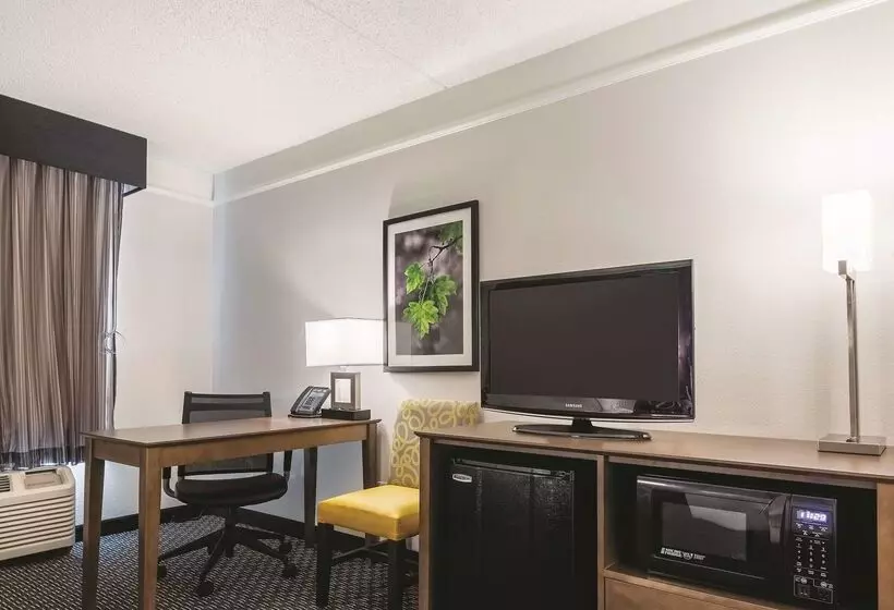 호텔 La Quinta By Wyndham Alexandria Airport