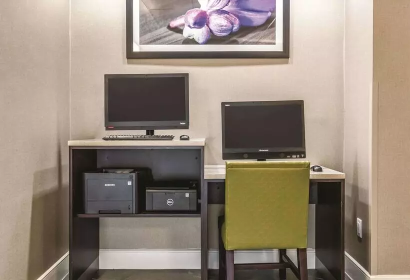 호텔 La Quinta By Wyndham Alexandria Airport