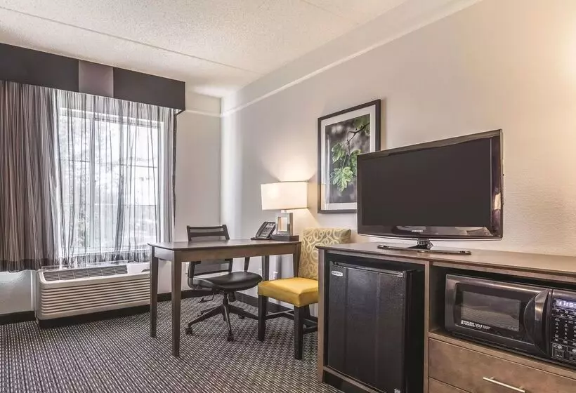 호텔 La Quinta By Wyndham Alexandria Airport