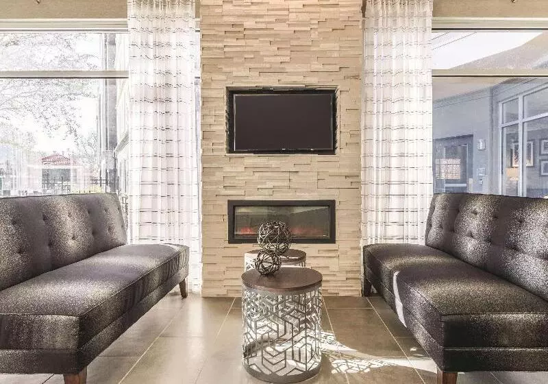 호텔 La Quinta By Wyndham Alexandria Airport