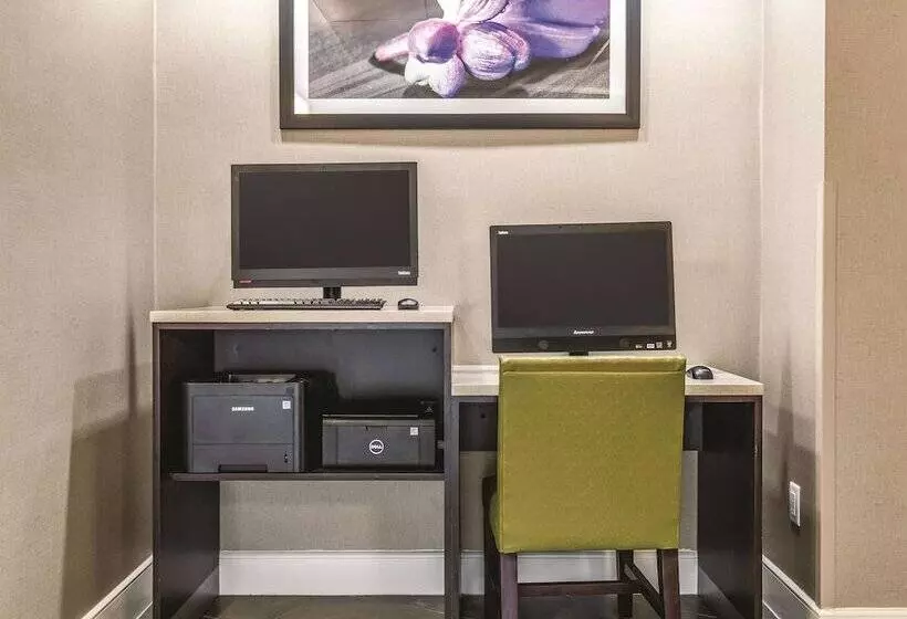 호텔 La Quinta By Wyndham Alexandria Airport