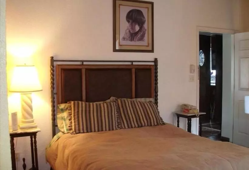 هتل Lundeen Inn Of The Arts
