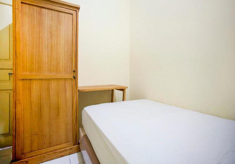 Отель Oyo 2249 Kost Teman