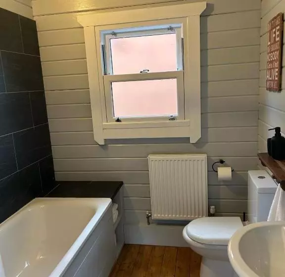 Majatalo Tilehouse Lodge