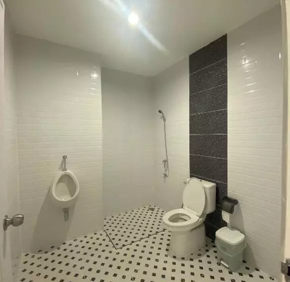 แอ่ว ดีld Hotel&residences