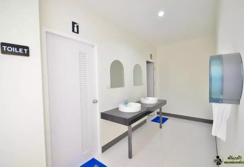 แอ่ว ดีld Hotel&residences
