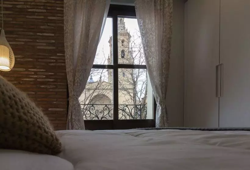 Apto Con Vistas A La Catedral Y Aire Acondicionado