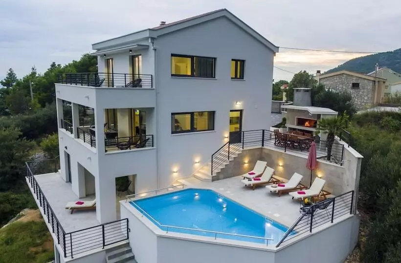 Villa Romance