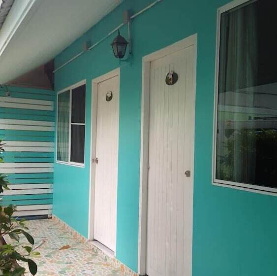 Pensió Apache Beach House