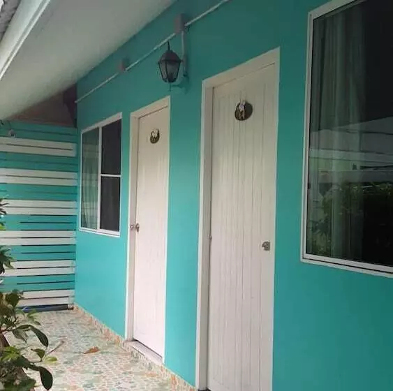 Pensió Apache Beach House