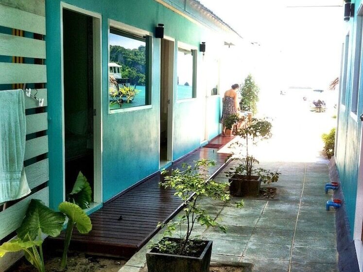 Pensió Apache Beach House