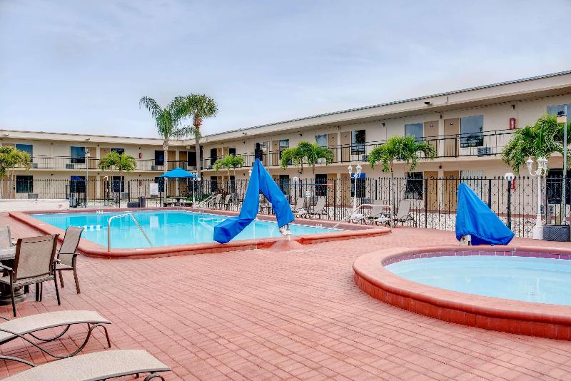 فندق Super 8 By Wyndham St. Petersburg