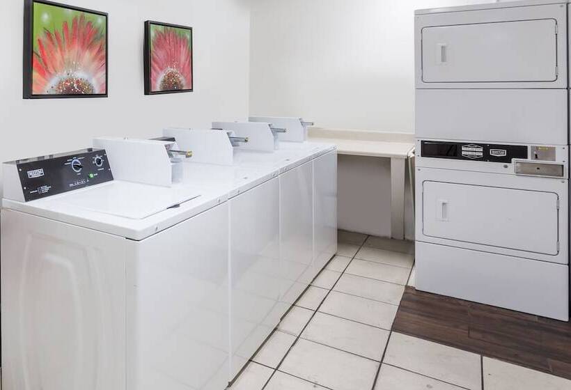 فندق Super 8 By Wyndham St. Petersburg