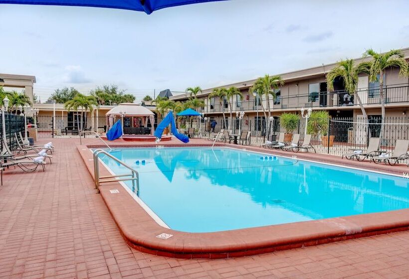 فندق Super 8 By Wyndham St. Petersburg