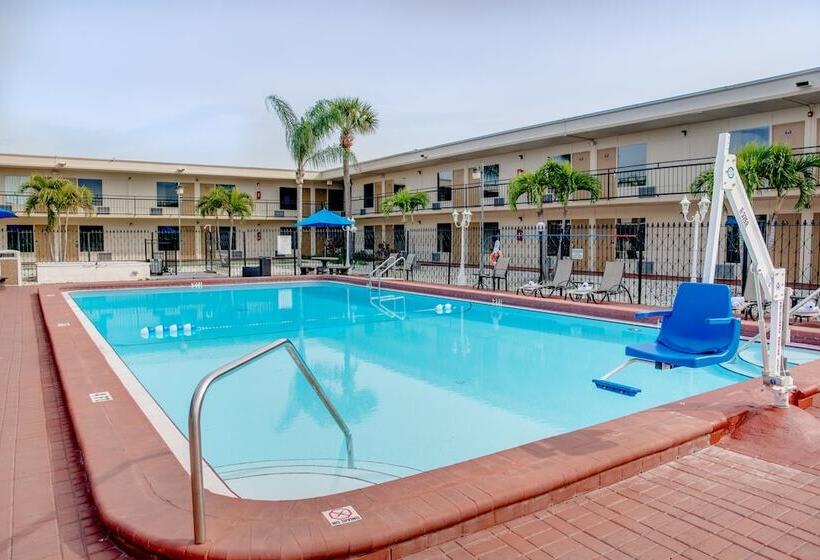 فندق Super 8 By Wyndham St. Petersburg