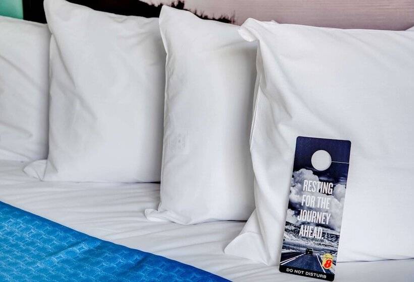 فندق Super 8 By Wyndham St. Petersburg