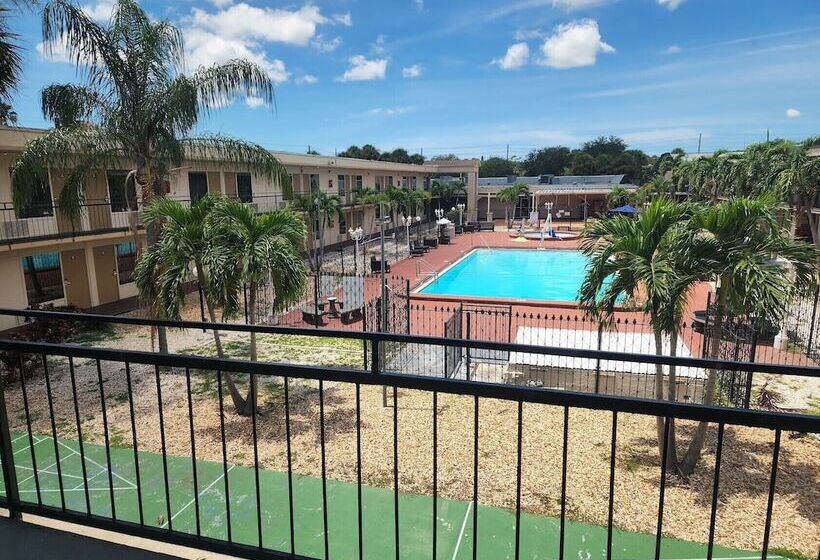 فندق Super 8 By Wyndham St. Petersburg