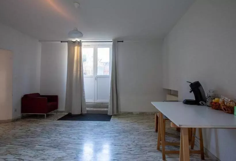 Retkeilymaja Home Saint Roch