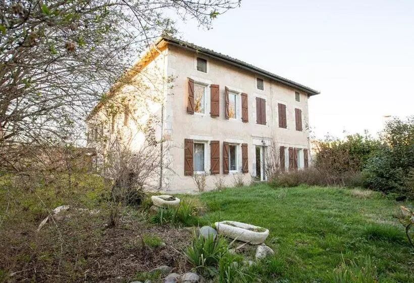 Retkeilymaja Home Saint Roch