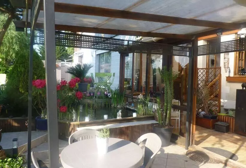 Majatalo L'arum Antique