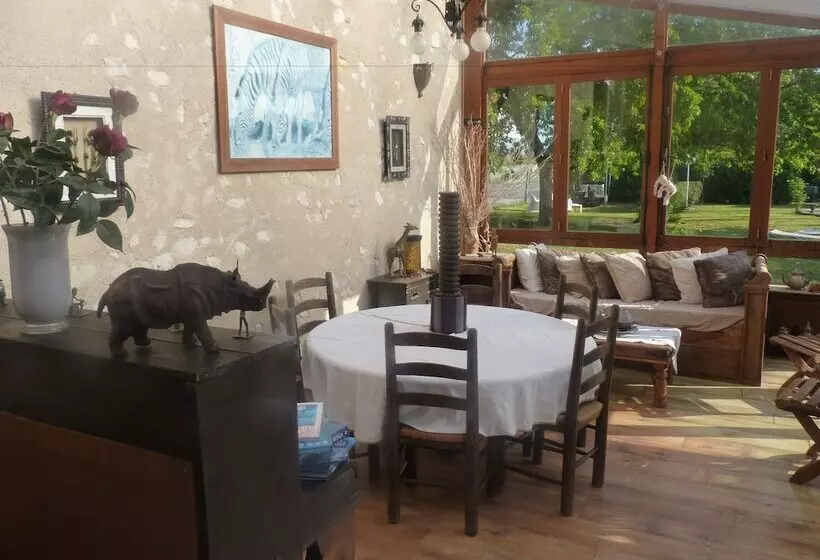 Majatalo L'arum Antique