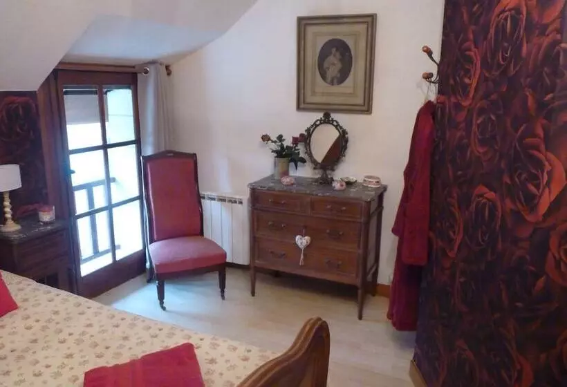 Majatalo L'arum Antique