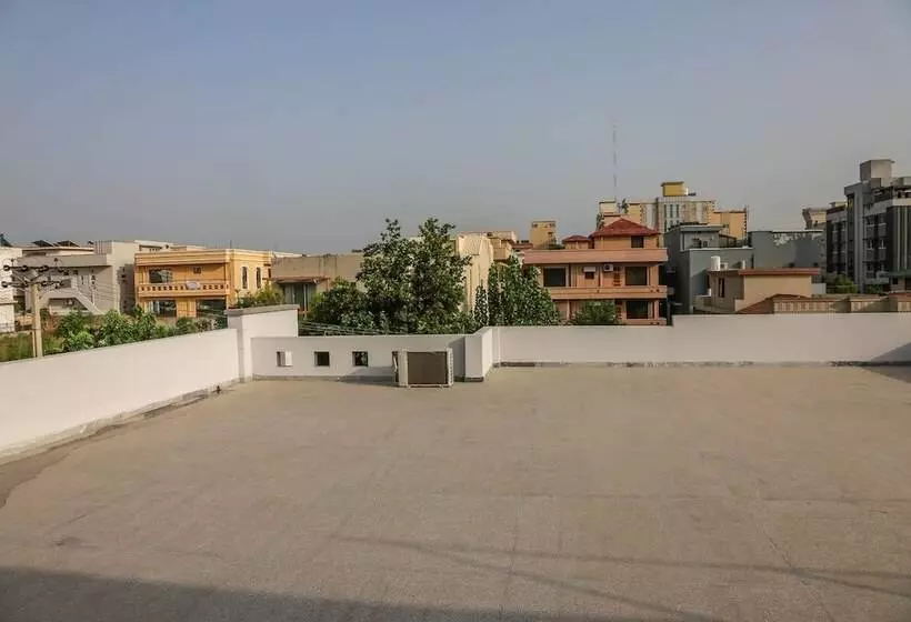 پانسیون Monarch Residency
